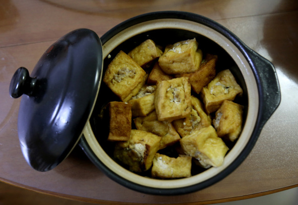 春节期间, 中大的学子们 品尝了家乡的特色美食, 并用自己的镜头 记录了故乡熟悉的味道。 从大雪纷飞的北国里的彩色饺子, 到温暖的花城中的大盘菜, 还有除夕夜里的盛宴, 以及一家人亲手制作的小零食 过完年, 通过他们的镜头, 你也一定还能感受到 天南海北浓浓的春节美味。 我们的年夜饭 一年里最重要的一餐, 无论是丰盛的宴席, 还是家常菜, 都带着一家人 团圆的欣喜。 云南曲靖