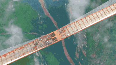 同时,大桥东,西两岸的主桥墩高度分别为269米和247米,720米的主跨也