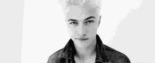 特征是,宽额头,面部棱角分明,颌骨宽,下巴有角度有轮廓感.