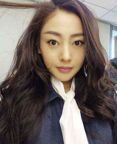 张天爱长发飘飘:颇有仙女气质