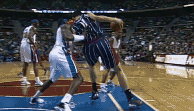 在和湖人的季后赛第一轮对阵中,姚明受伤离场,在过道中,姚明对火箭队