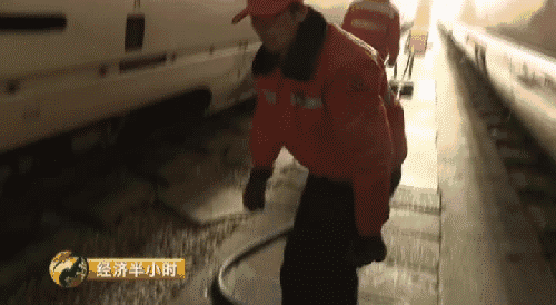 工"用手掏粪掏垃圾恶心到吐-新闻频道-手机搜狐他们不是开火车的司机