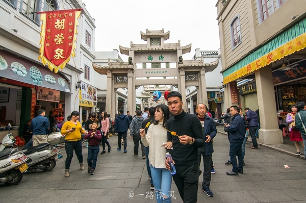 多数时间天气晴朗,潮州市民和游客纷纷涌入牌坊街