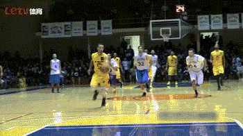 库里在nba赛场外的精彩表现 却被中国女孩抢断盖帽