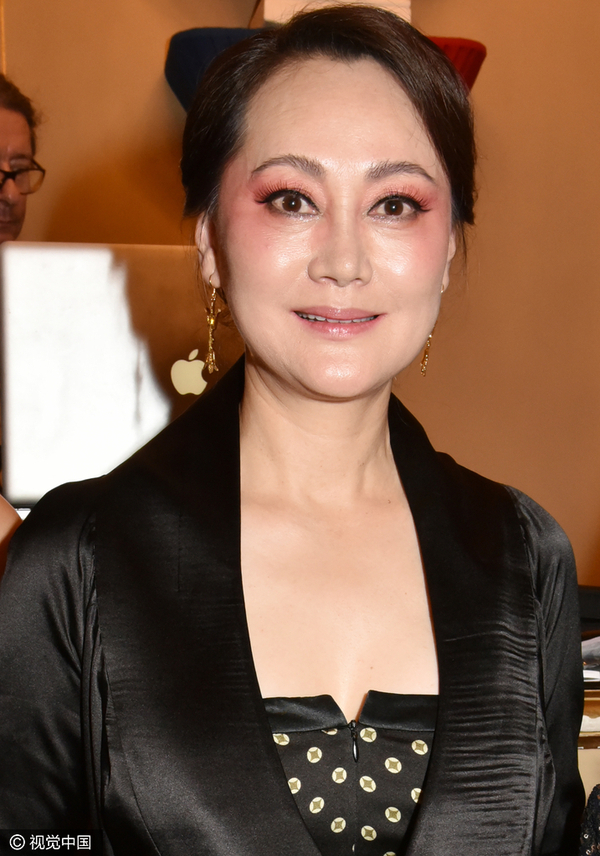 55岁大宋佳现身时装秀 桃红色烟熏妆造型雷人