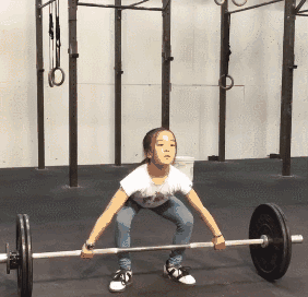 她的挺举重量也非常惊人 她能把69磅的杠铃轻松举过头顶 要知道,这