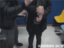 反扒民警 在该嫌疑人再次作案时将其抓获 讯问室里,侦查员戳破了小偷