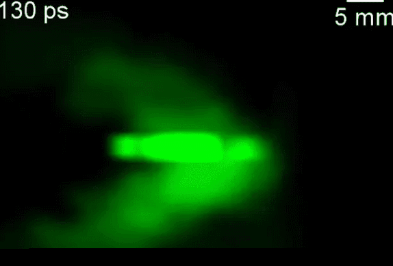 光线会经由隧道内干冰的散射,进入周围的隧道壁内.