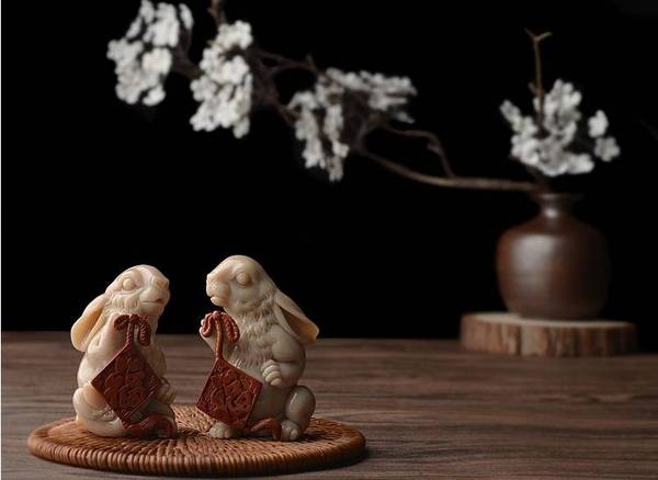 这些玉兔,一经玉雕师之手都成"精"了