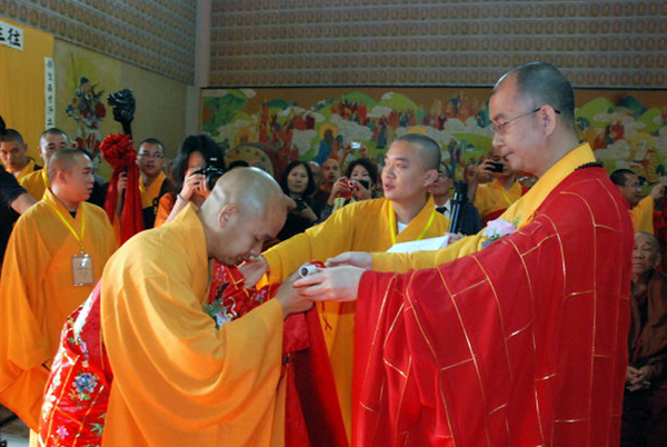 中国佛教协会会长,北京龙泉寺方丈学诚大和尚为日照大和尚在菩提伽耶