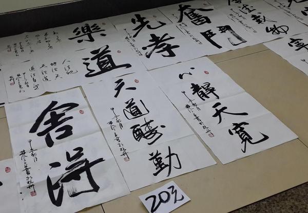 杭州无臂书法家卖字美国人一次买五千元,捐款过万