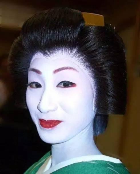 日本人妆容自然,有灵气 深受中国女性的喜爱并模仿 但可能好多人都不