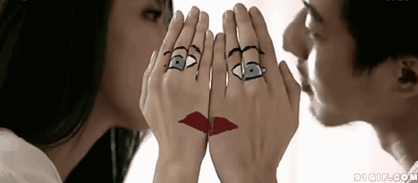 小情侣上演最猛秀恩爱,男方接吻太用力,吻破女方