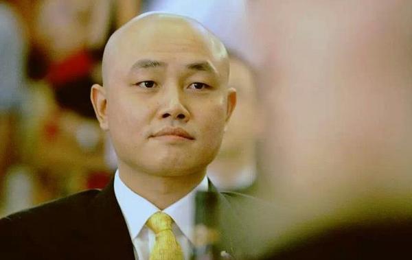 中国前首富,身价一度达到千亿,是潮州商界都在崇拜的商界大佬,一招空