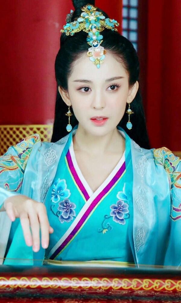 不得不说娜扎在《武神赵子龙》之中出演的貂蝉的确是美艳,无论是红色