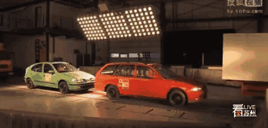 小编再次提醒 各位驾驶员不要疲劳驾驶 不要随便变换车道 更不要掉以