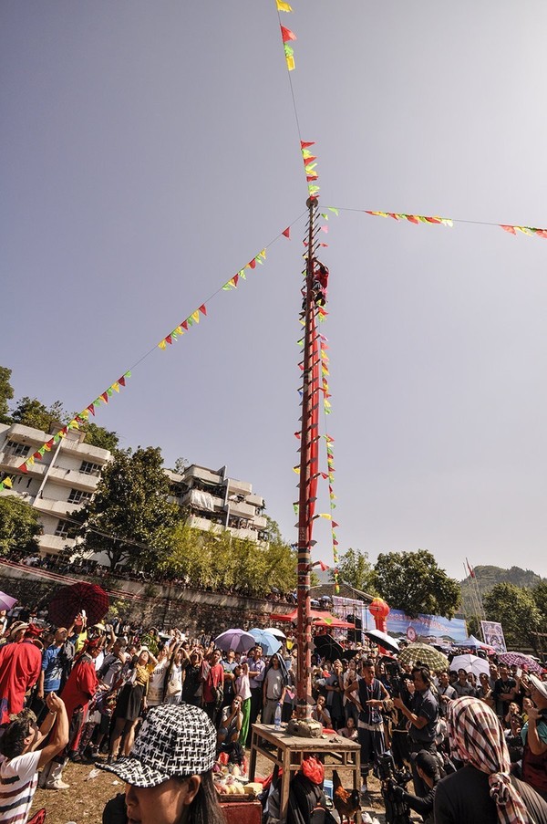 西部苗族的"倒爬花杆" 下面,再追加点福利,补两张东部苗族"上刀梯"