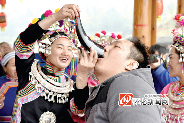 尝苗家牛角酒,享苗寨好客习俗.