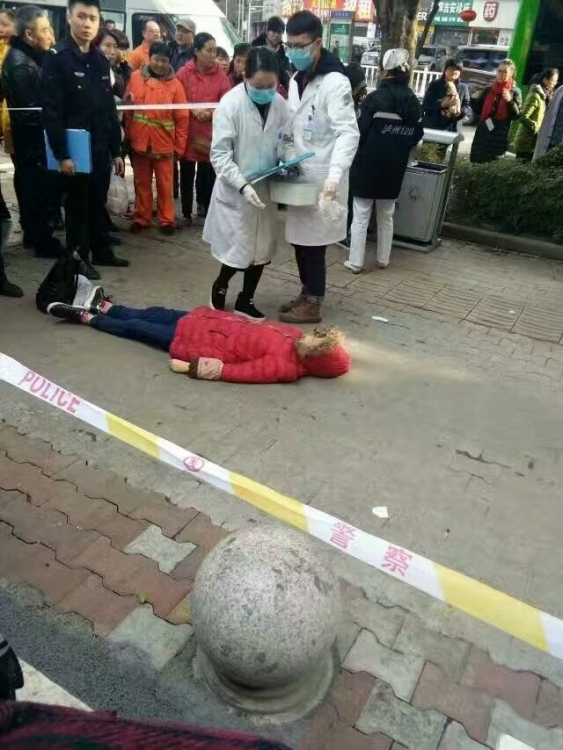 泸州一年轻女子在人行道突然倒地死亡