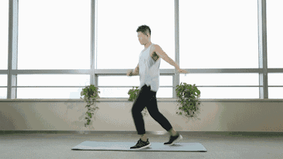 tips:以肩关节为定点双手360°的旋转,能最大限度的舒展肩部,缓解