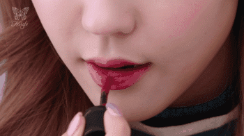 其实这个妆容的唇妆搭配很广泛,可以咬唇也可以全唇,重点是颜色不要太