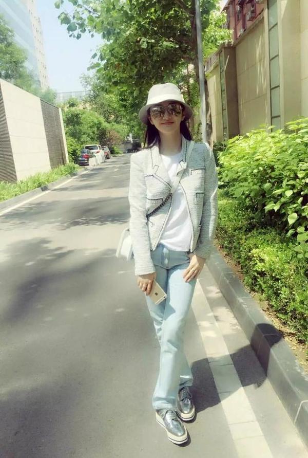 景甜人美会穿衣,但什么时候长了双40码的脚?