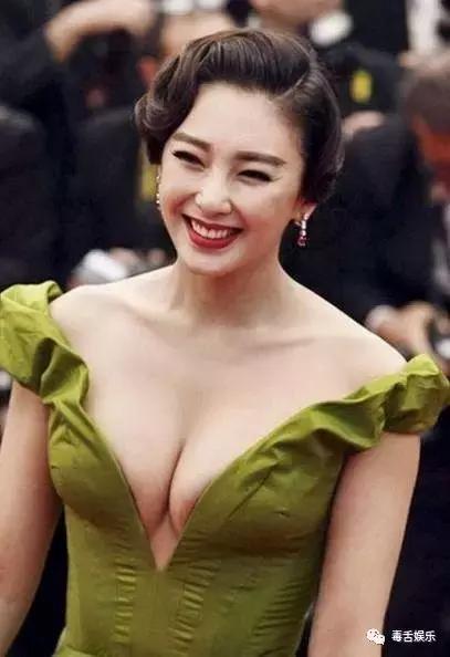 娜扎拍古装戏不穿内衣?女明星这种场合经常不穿啊