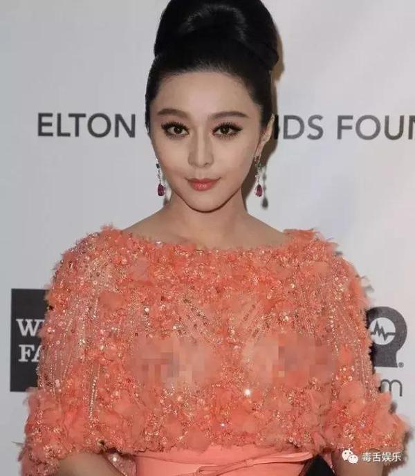 范冰冰曾被拍到礼服在相机的反光灯下疑似走光 毒舌姐miss毒: 如果拍
