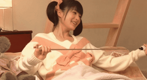 姑娘的表情真萌,大家仔细看这妹纸更像哪个明星?