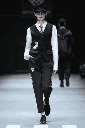 国际时装周的老朋友了,去年的10月28日是他的时装秀正式发布的时间,在