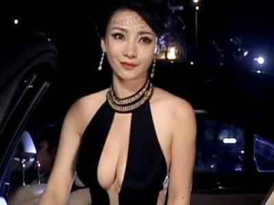 柳岩黑色晚礼服真空上阵,瞬间成为全场焦点!