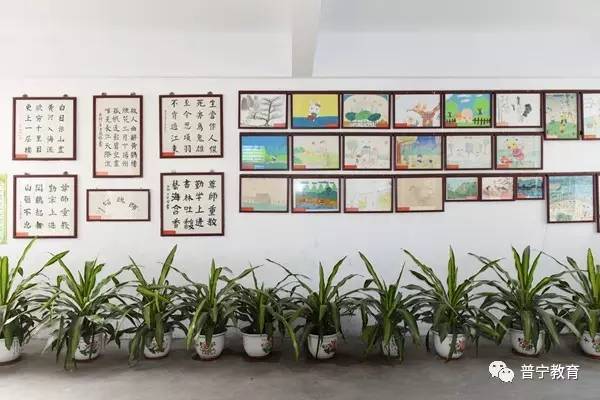 洪阳五小学生书画作品展示墙