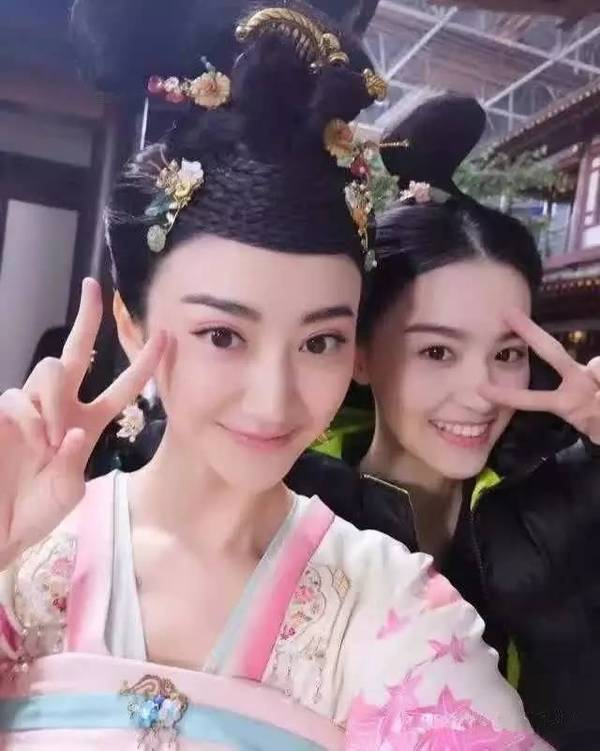 其实和黄梦莹一样,在剧中演反一号演到众所周知,一夜爆红的还有童星