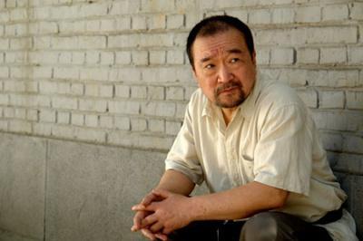 是上世纪九十年代初期他主演了大连电视台拍摄的电视剧《砣子屯纪事》