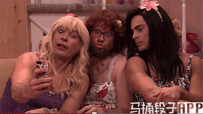 今日爆笑gif:公共场合亲热,单身狗要哭了-笑话频道