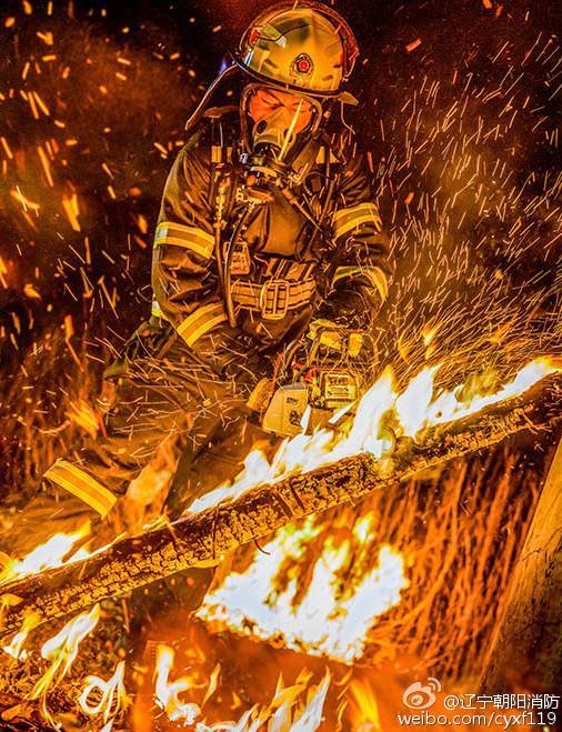 中国消防员的一本台历竟然火到了日本!多少人设成壁纸