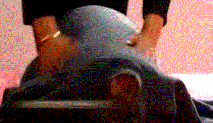 然后将被子放入衣服中,用衣服袖子系紧,如果是衬衣的话再把扣子扣上就