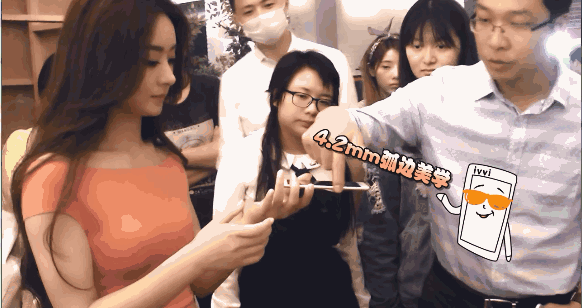 图片中,小骨穿着浅橙色的衣服,把她的婀娜多姿完美呈现了出来.