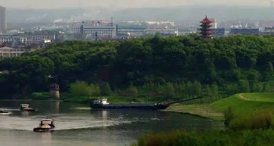 形成" 江北一墙诗,江南一墙画,诗画辉映"的沅江风光带美景