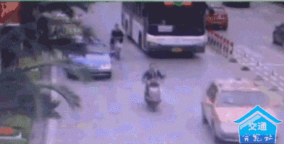 直接将车辆违法停放在机动车道上,容易造成交通堵塞,影响道路通行秩序