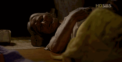 故意穿着旱冰鞋把外婆的床踩脏