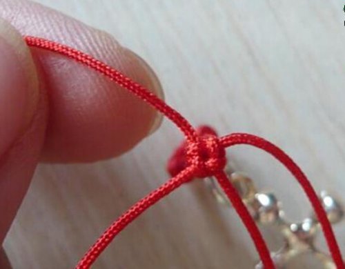 红绳编手链,最后用纽扣结结尾用火烧一下会留下一个黑点很难看,有没有