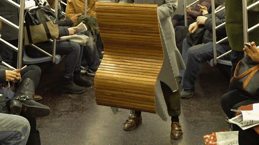 打开,它是椅子;收起来,它是艺术