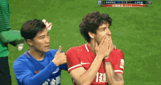 孙世林赶到帕托跟前,左手搭着帕托的肩膀,右手举起大拇指,向帕托炫耀