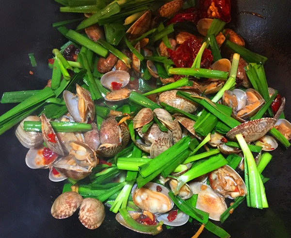 大火快炒花甲和韭菜,这样韭菜口感就