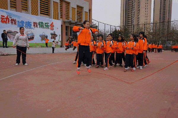学校大课间体育活动以"我运动 我健康"为主题,围绕校园足球这一特色
