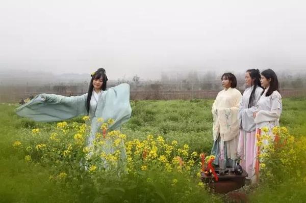 射洪"花朝节"踏青现场汉服美女,网友活动嗨翻天