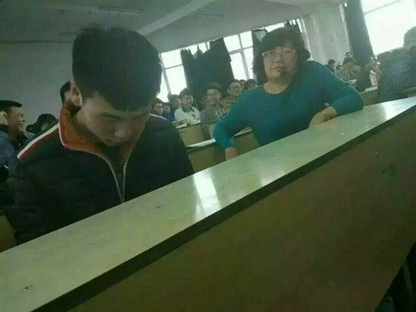 上课玩王者荣耀 女老师坐旁边表情大亮