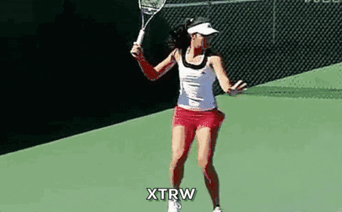 对比我们会发现男性球员的的引拍的最大距离(水平上)越来越接近这一有