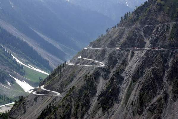 世界上最危险公路 但从上帝视角看却很美